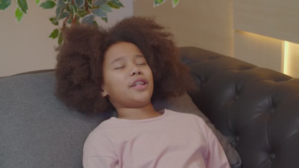 Kleines afroamerikanisches Mädchen schreit vor Angst während Hypnotherapie-Sitzung — Stockvideo
