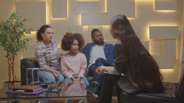 Psychotherapeutin arbeitet mit multikultureller Familie und Kind während der Therapiesitzung — Stockvideo