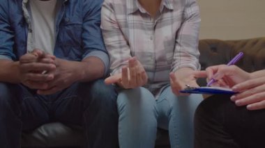 Aile psikoterapisi sırasında ilişki sorunları yaşayan çok kültürlü bir çift.