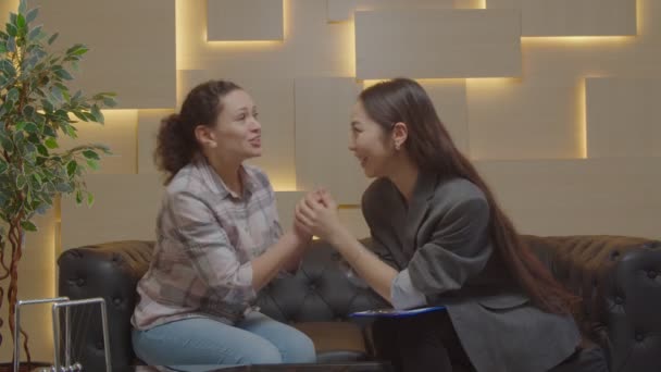 Vidám nő megköszöni ázsiai pszichoterapeuta után sikeres lábadozás — Stock videók