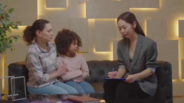 Anya és többnemzetiségű lány serdülőkori probléma tanácsadás pszichológussal — Stock videók