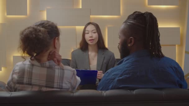 Ganska asiatisk kvinnlig psykolog rådgivning multiracial par under behandlingen — Stockvideo
