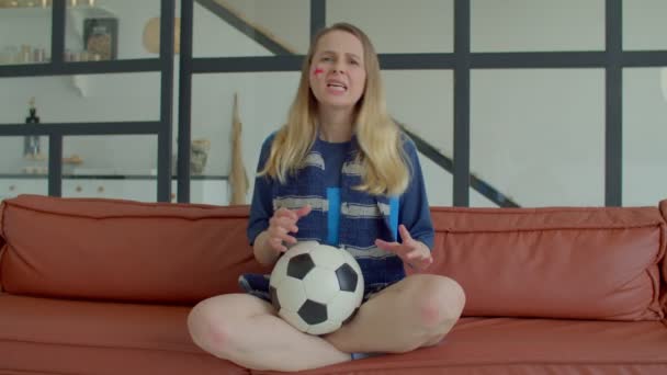 Trots Vrij Middelbare Leeftijd Vrouw Voetbalfan Met Bal Kijken Internationale — Stockvideo