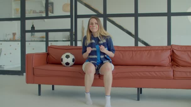 Animada Alegre Atraente Torcedor Futebol Feminino Meia Idade Camisola Esportiva — Vídeo de Stock