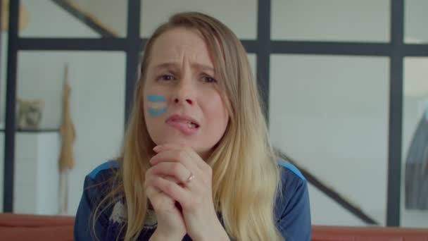Retrato Mujer Mediana Edad Atractiva Emocionada Con Bandera Argentina Pintada — Vídeo de stock
