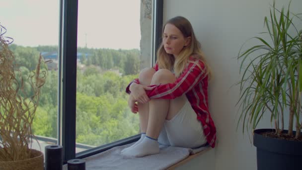 Ideges Depressziós Vonzó Középkorú Alkalmi Ruhák Mély Gondolatok Ablakpárkányon Néz — Stock videók