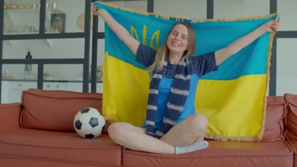 Orgulhoso Positivo Muito Meia Idade Futebol Feminino Sentado Cruzado Pernas — Vídeo de Stock