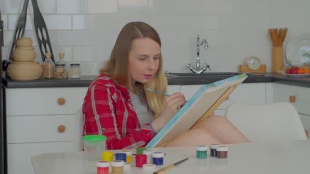 Glada Attraktiva Medelålders Kvinna Konstnär Målning Bild Duk Med Färgglada — Stockvideo