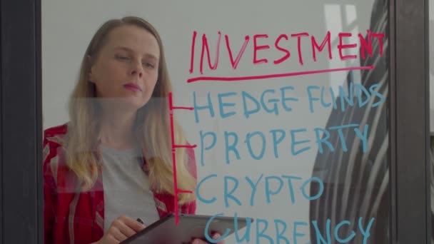 Dijital Tabletli Düşünceli Olgun Düşünceli Bir Kadın Finansal Denetim Yapıyor — Stok video