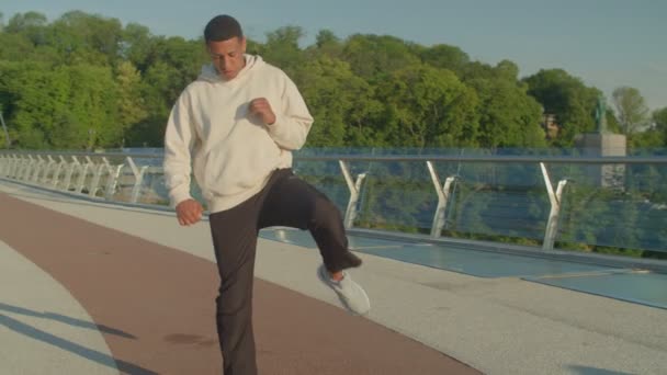 Gemotiveerde Atletische Aantrekkelijke Afro Amerikaanse Mannelijke Loper Sportkleding Buigen Opwarmen — Stockvideo