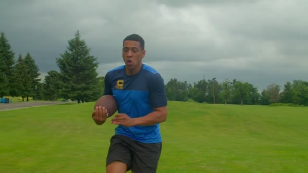 Active Muscular Construir Determinado Jugador Fútbol Americano Negro Con Pelota — Vídeos de Stock