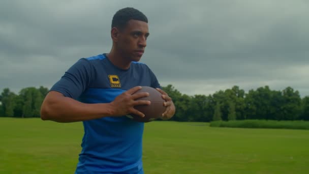 Porträtt Koncentrerad Muskulös Bygga Afroamerikansk Fotbollsspelare Sport Jersey Håller Amerikansk — Stockvideo
