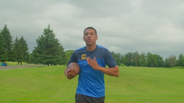 Retrato Activo Motivado Apuesto Jugador Fútbol Afroamericano Con Pelota Fútbol — Vídeo de stock