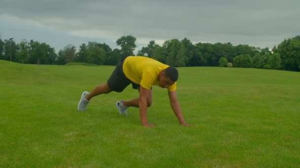 Visão Lateral Atraente Ativo Motivado Desportivo Aptidão Homem Negro Fazendo — Vídeo de Stock