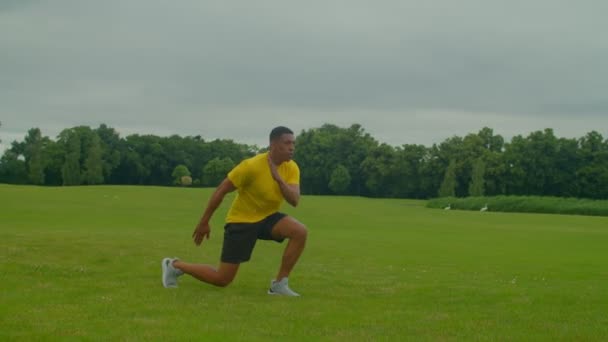 Hombre Africano Forma Deportiva Activa Determinada Que Practica Ejercicios Salto — Vídeos de Stock