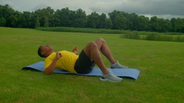 Aktif Yoğunlaşmış Atletik Afrikalı Amerikalı Erkek Vücut Ağırlığı Egzersizi Yapıyor — Stok video