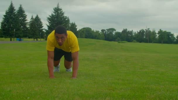 Actief Gemotiveerde Sportieve Fit Afro Amerikaanse Man Die Laterale Berenkruipoefening — Stockvideo