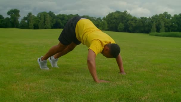 Κίνητρο Αποφασισμένη Σπορ Ταιριάζει Αφροαμερικανός Άνθρωπος Εκτελεί Pike Push Άσκηση — Αρχείο Βίντεο