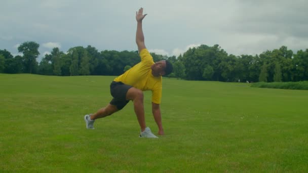 Aktif Spor Afrikalı Adam Isınıyor Dünyanın Iyi Esneme Egzersizini Yapıyor — Stok video