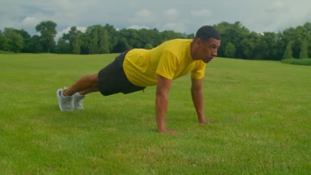 Homem Negro Construção Muscular Determinado Sportswear Trabalhando Para Fora Pressione — Vídeo de Stock