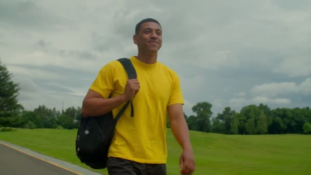 Retrato Positivo Feliz Atraente Homem Africano Com Mochila Desfrutando Lazer — Vídeo de Stock