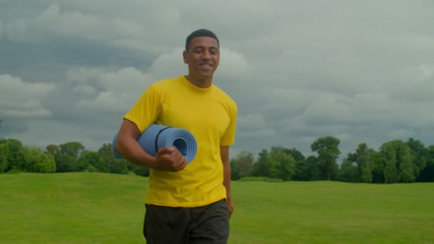 Positiv Stilig Sportig Passform Afroamerikansk Man Med Yogamatta Och Sport — Stockvideo
