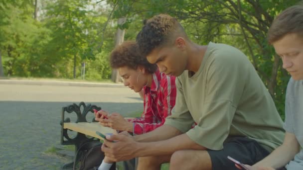 Atraktivní Stylové Rozmanité Multietnické Mladých Lidí Sítí Prohlížení Obsahu Sociálních — Stock video