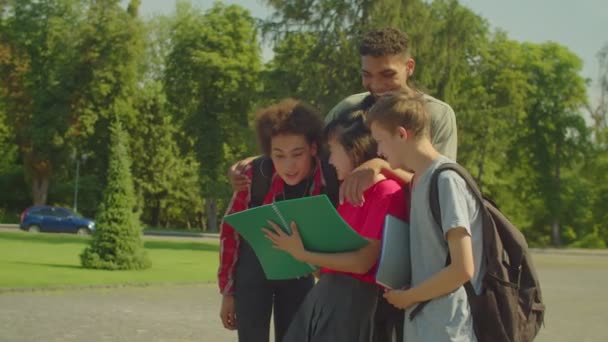 Gruppo Felici Attraenti Studenti Multietnici Diversi Abbracciare Leggere Discutere Materiale — Video Stock