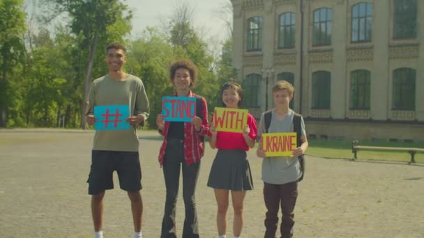 Grupa Młodych Różnorodnych Wielokulturowych Ludzi Stojących Trzymających Slogan Stoisku Ukrainą — Wideo stockowe