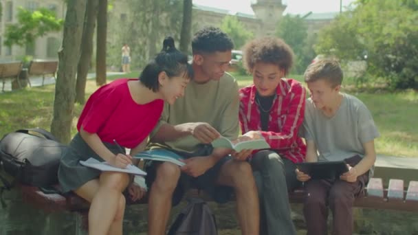 Группа Позитивных Привлекательных Разнообразных Студентов Мультикультурных Колледжей Учащихся Вместе Обсуждающих — стоковое видео