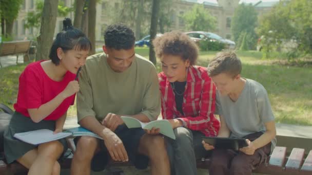 Porträt Intelligenter Attraktiver Multiethnischer Studenten Mit Lehrbüchern Und Tablet Auf — Stockvideo
