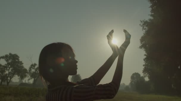Pretty Dreamy African Female Arms Raised Holding Sun Sunlight Shining — Vídeos de Stock