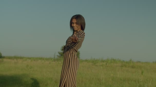 Cheerful Attractive African American Woman Sundress Walking Green Field Turning — Stockvideo