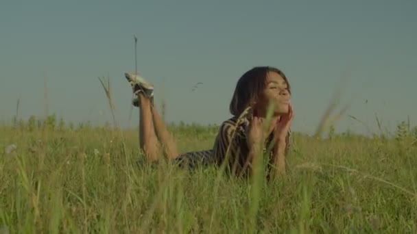Elegant Serene Charming African Woman Sundress Laying Green Field Daydreaming — Vídeo de Stock