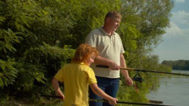 Neşeli, güzel, kızıl saçlı küçük balıkçı ve balık tutan şefkatli baba birlikte vakit geçiriyorlar, sohbet ediyorlar ve yakınlaşıyorlar. Bu arada birleşik aile, güneşli yaz gününde gölde balık tutuyor..