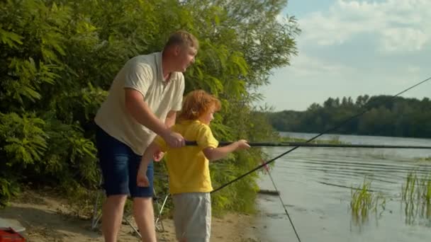 Entusiasmado Adorável Ruivo Idade Elementar Filho Lançando Vara Pesca Com — Vídeo de Stock