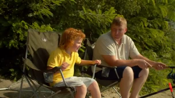 Vzrušený Veselý Červenovlasý Elementární Chlapec Láskyplný Otec Rybářskými Pruty Sedícími — Stock video