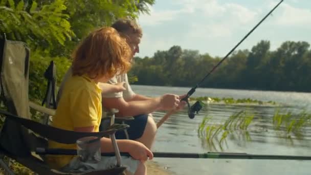 Portrét Šťastného Rozkošného Červenovlasého Školního Syna Starostlivého Pohledného Otce Rybářskými — Stock video