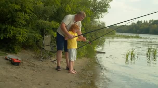 Omsorgsfuld Smuk Far Underviser Sød Skolealder Rødhårede Søn Til Fiske – Stock-video