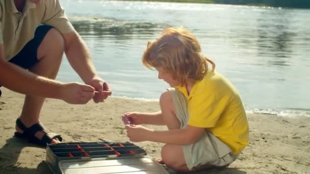 Lindo Hijo Pequeño Pelo Rojo Curioso Con Ayuda Papá Pescador — Vídeo de stock