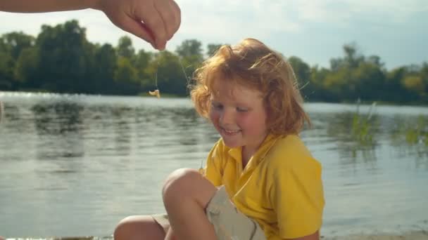 Портрет Чарівного Червоноволосистого Хлопчика Який Вчить Рибалити Риболовецьким Полюсом Батько — стокове відео