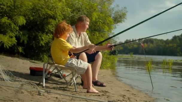 Vista Lateral Pai Bonito Carinho Menino Adorável Segurando Varas Pesca — Vídeo de Stock