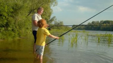 Olumlu, çekici bir baba ve sevimli kızıl saçlı ilkokul çocuğu. Balık oltaları suyun üzerinde duruyor, konuşuyor ve nehirde balık tutuyor. Bu arada aile güneşli yaz günlerinde boş vakitlerin tadını çıkarıyor..