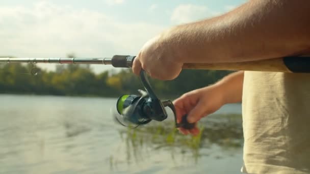 Close Hábil Pescador Segurando Haste Pesca Giratória Girando Carretel Pesca — Vídeo de Stock