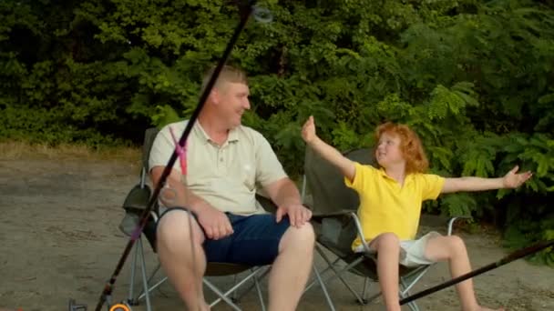 Alegre Padre Cariñoso Emocionado Adorable Niño Edad Elemental Pelo Rojo — Vídeos de Stock