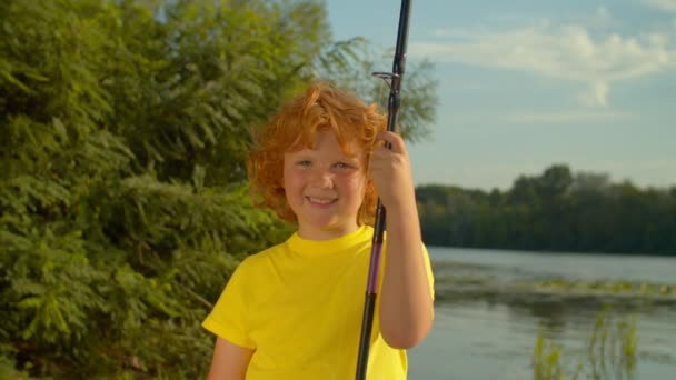 Retrato Alegre Despreocupado Menino Idade Elementar Adorável Com Pólo Pesca — Vídeo de Stock