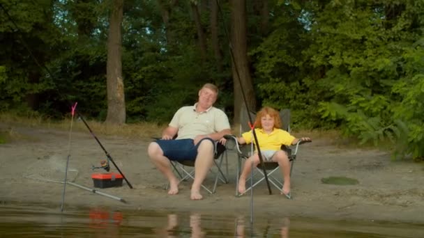 머리의 소년은 가족들 활동을 즐기는 낚시를 하다가 아버지를 깨웠다 연못에 — 비디오