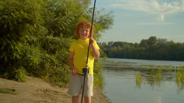 Joyful Adorável Pequeno Pescador Ruivo Com Haste Pesca Giratória Margem — Vídeo de Stock