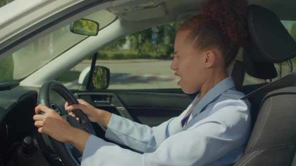 Mooie Afro Amerikaanse Vrouwelijke Bestuurder Auto Rijden Het Stadsverkeer Krijgen — Stockvideo