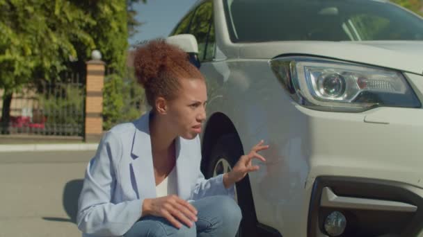 Frustrovaný Rozrušený Krásný Afroameričanka Řidič Sedí Blízkosti Zaparkovaného Vozidla Silnici — Stock video
